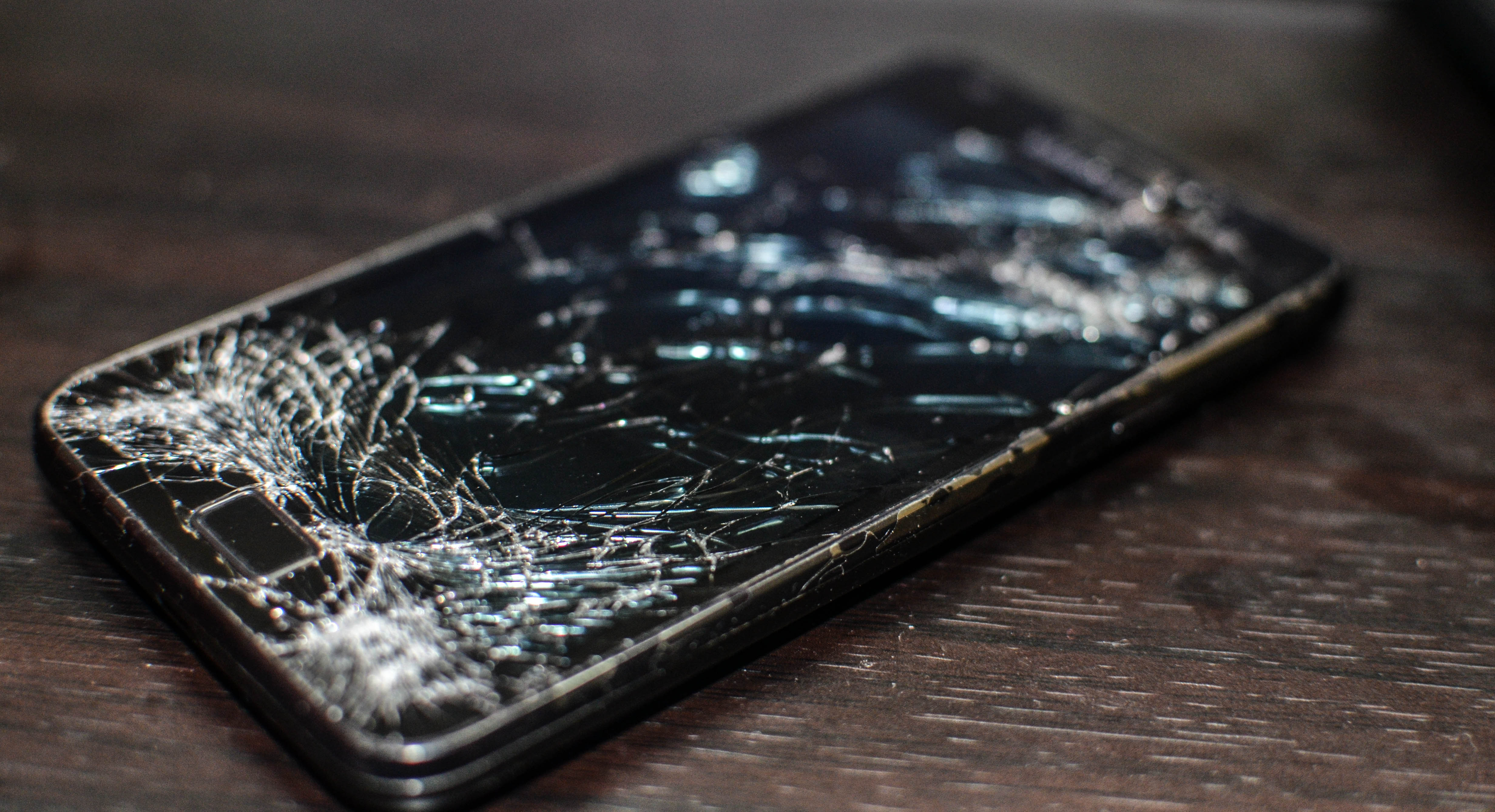 Фото экран разбить телефон. Разбитый смартфон. Сломанный смартфон. Разбитые смартфоны.
